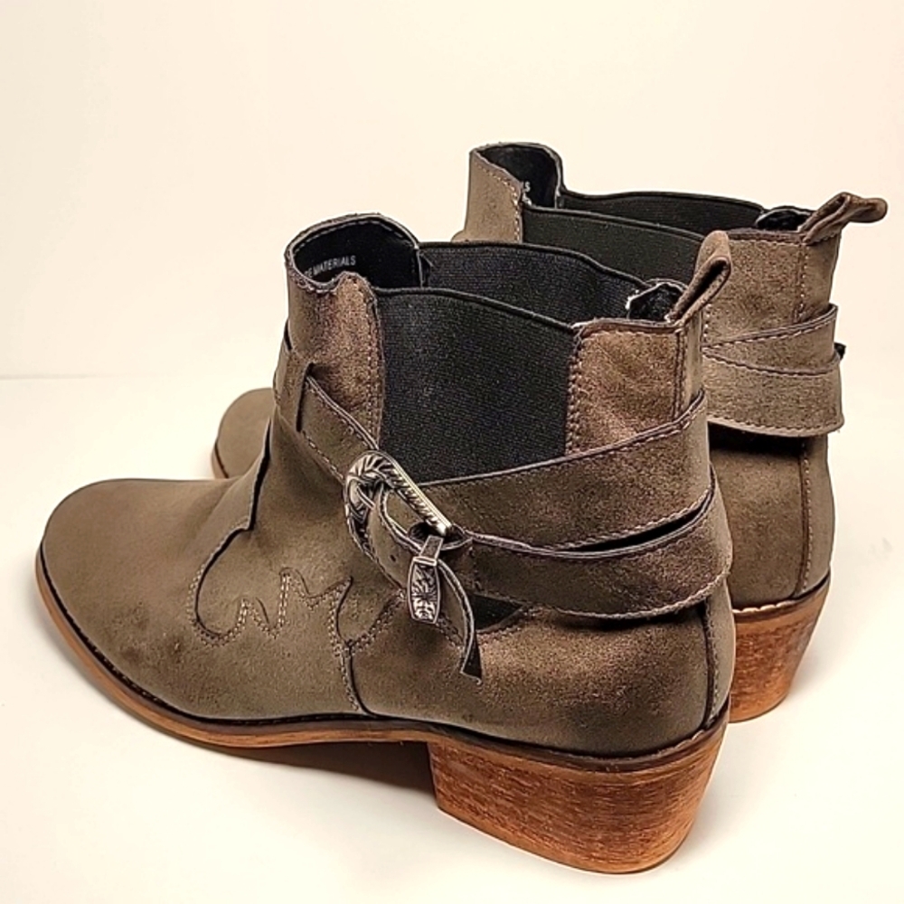 Olivia Miller Bootie Ankle Boot Faux Leather Pull-On Stacked Heel Buckle 8.5 - Picture 6 of 14